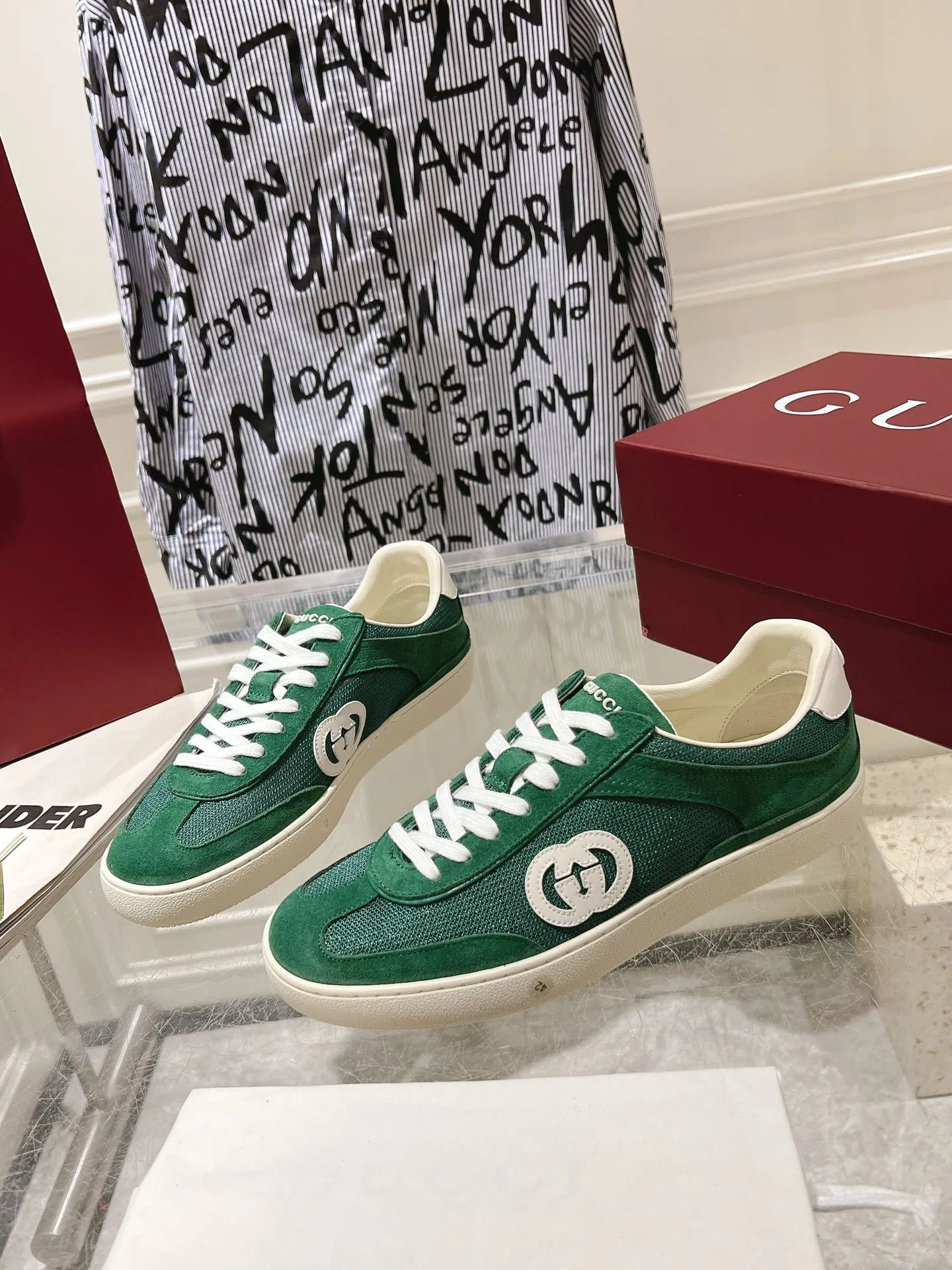 👟👟Ex-factory price 540👟👟Men's size +10 New upgraded version🔥Gucci 2024 new white shoes casual shoes hot recommendation, original TPU soles, original fabrics, original sheepskin lining sheepskin feet🔥Original cover craftsmanship is reproduced one to one! The pursuit of ultimate comfort! 🔥🔥 [Love] Fabric: Imported cow suede + mesh [Love] Packing: Counter-matched red shoe box ➕ Aviation airplane box [Love] Code number: 35-45